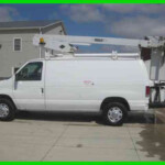 FORD E350 5 4L V8 AUTO AC WITH 34 VERSALIFT BUCKET BOOM 2000